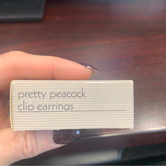 Avon “Pretty Peacocks”  Goldtone clip Earrings with blue stone Accents NIB 1991 - Picture 3 of 4